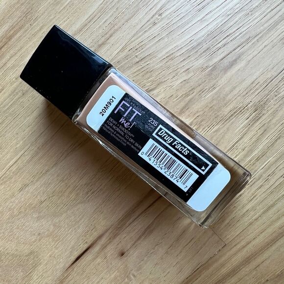 Maybelline Fit Me Dewy + Smooth Foundation SPF 18 # 235 Pure Beige - Picture 4 of 4